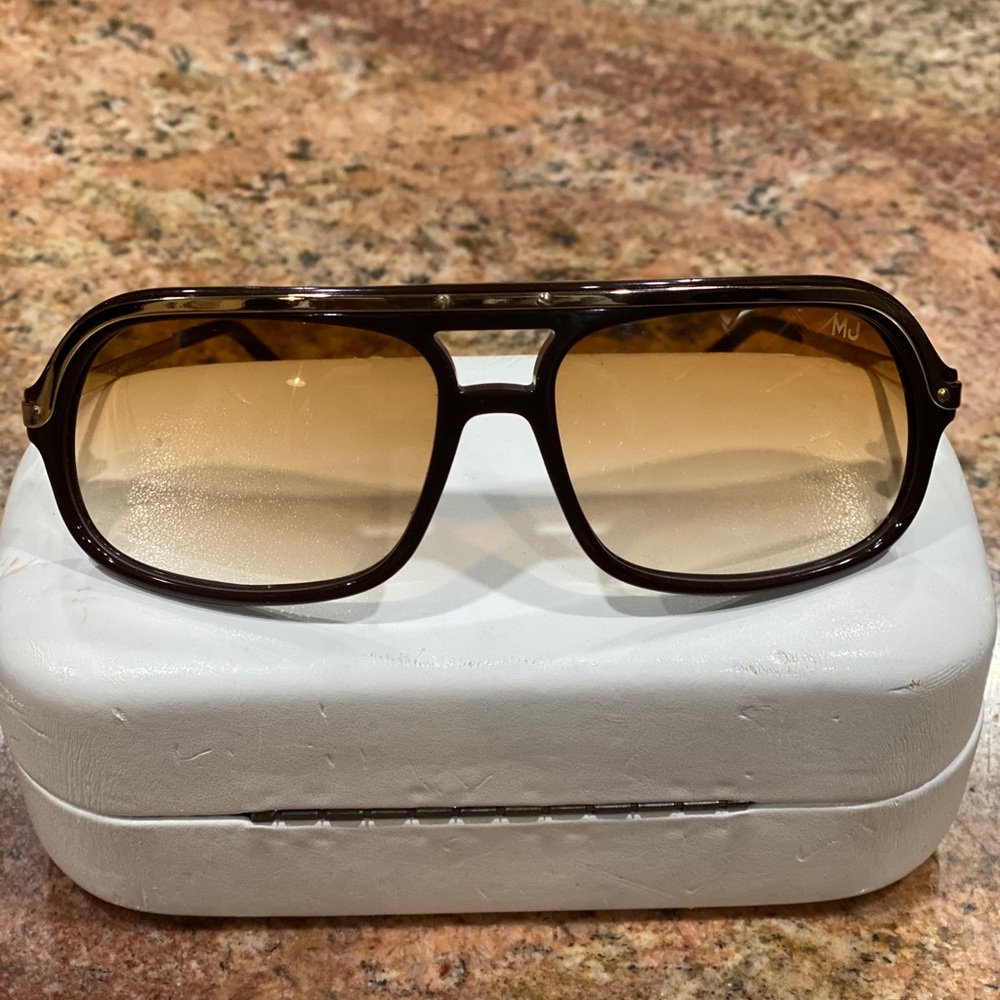 Marc jacobs sunnies with gold detail